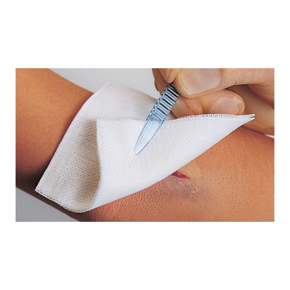 A hand carefully lifts a Lohmann & Rauscher Vliwasoft non-woven compress from a small, healing wound on the skin with tweezers, thus demonstrating the versatile applications of these sterile dressings.