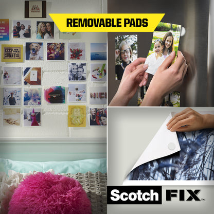 Eine Collage zeigt Fotos an einer Wand und einem Kühlschrank, die mit Scotch-FIX™ Ablösbare Klebepads 301008C36-P (11x15 mm, 36 Stück) von 3M Deutschland GmbH befestigt wurden. Ein Foto wird gerade abgezogen, darunter eine Nahaufnahme des Logos und des Klebepads.
