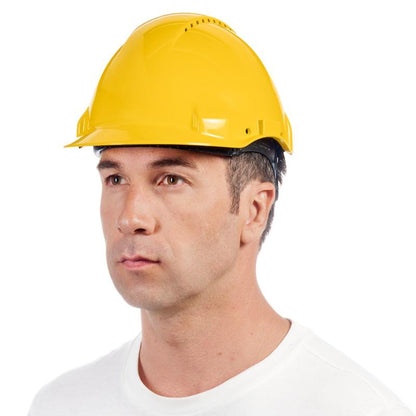 A man in a white shirt wears a yellow 3M™ G3000C Uvicator safety helmet from 3M Deutschland GmbH and looks slightly to the side against a plain white background.