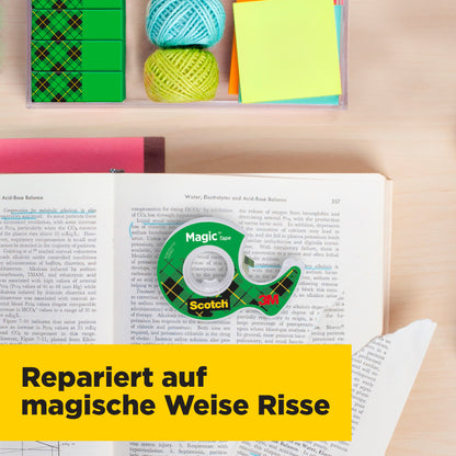 Ein offenes Buch mit einer Rolle Scotch® Magic™ Unsichtbares Klebeband (3 Rollen, 19 mm x 25 m + 1 Handabroller GRATIS) von 3M Deutschland GmbH, umgeben von Bürobedarf. Gelber Banner: "Repariert auf magische Weise Risse.
