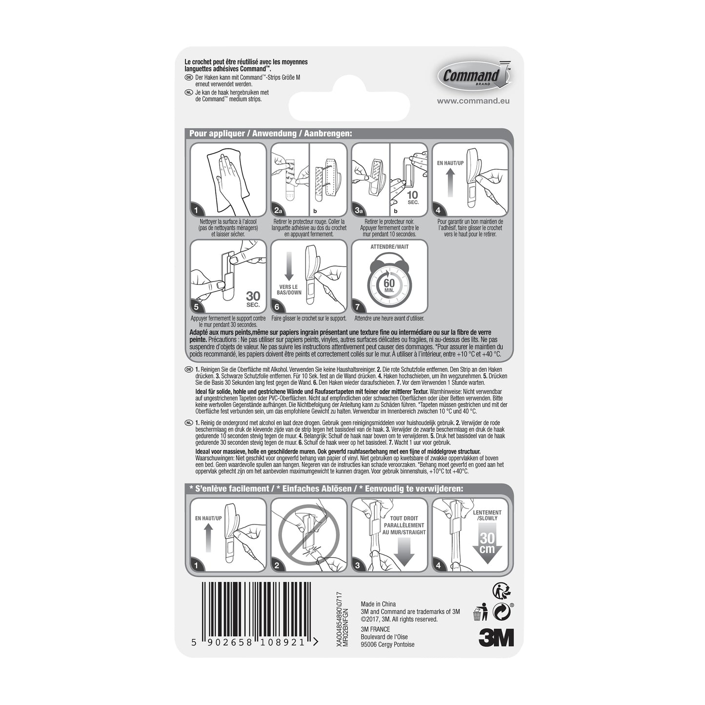 Rückseite einer Command™ Metallhaken "Modern Reflection"-Verpackung der 3M Deutschland GmbH, mit bebilderter Schritt-für-Schritt-Anleitung zum Anbringen und Entfernen des Hakens, mit mehrsprachigem Text und einem Barcode am unteren Rand.