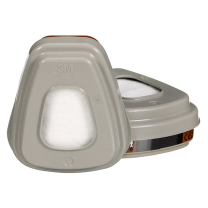 Abgebildet sind zwei hellgraue 3M™ Filtersatz 6003-1SP A2P3 Filter (Packung: 1 Stück, je 2x6055, 2x5935, 2x501) der 3M Deutschland GmbH - einer aufrecht, einer auf der Seite -, die Produktdetails und einen Reflexionsstreifen für organische Dämpfe und Partikel hervorheben.