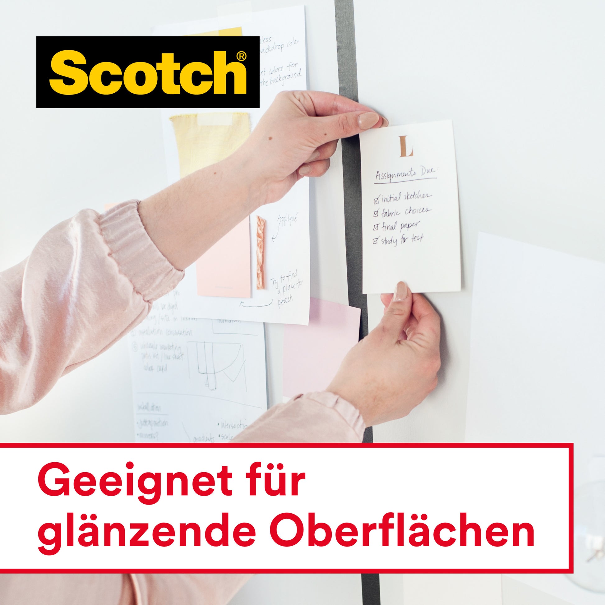 Eine Person verwendet Scotch® Crystal Klebeband, transparent (19 mm x 33 m, 1 Rolle) von 3M Deutschland GmbH, um eine Notiz an einem Whiteboard mit anderen sichtbaren Papieren zu befestigen. Der Text lautet: "Geeignet für glänzende Oberflächen.