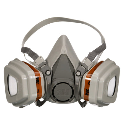 Die 3M™ Atemschutzmaske 6003KIT-1 (1x6200, 2x6055, 2x5935, 2x501) von 3M Deutschland GmbH bietet Atemschutz gegen organische Dämpfe mit austauschbaren A2P3 Filtern und verstellbaren Kopfbändern.