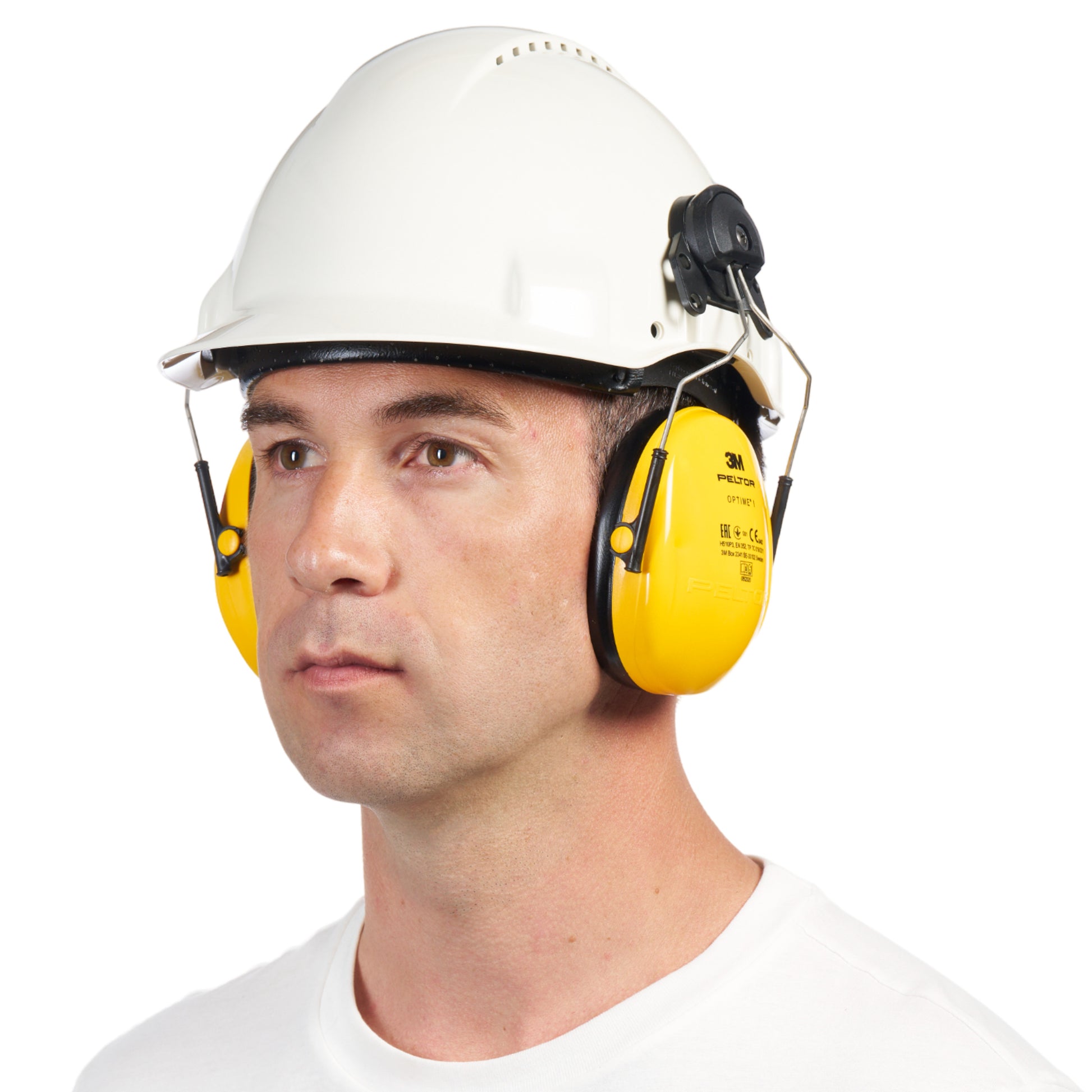 Eine Person, die einen weißen Schutzhelm mit 3M™ PELTOR™ Optime™ I Kapselgehörschutz für Schutzhelm H510P3E, SNR-Wert 26 dB, Gelb von 3M Deutschland GmbH trägt, mit einem schlichten weißen Hemd bekleidet ist und geradeaus schaut.