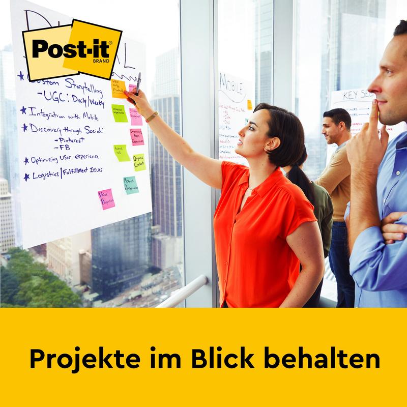 A woman writes notes on a Post-it® Super Sticky self-adhesive Meeting Chart/Flipchart (63.5 x 76.2 cm, 30 sheets, 2 pads) from 3M Deutschland GmbH at the window while two men watch. "Keep track of projects" is written below.