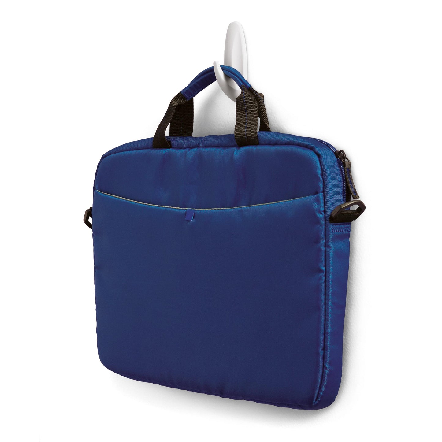 Eine blaue Laptoptasche mit schwarzen Griffen hängt an einem 3M Command™ Medium Designer-Haken (17081-FGN) und sorgt für Ordnung in Ihrem Zuhause. Die Tasche hat eine Vordertasche, einen Reißverschluss oben und robuste Gurtbandgriffe.