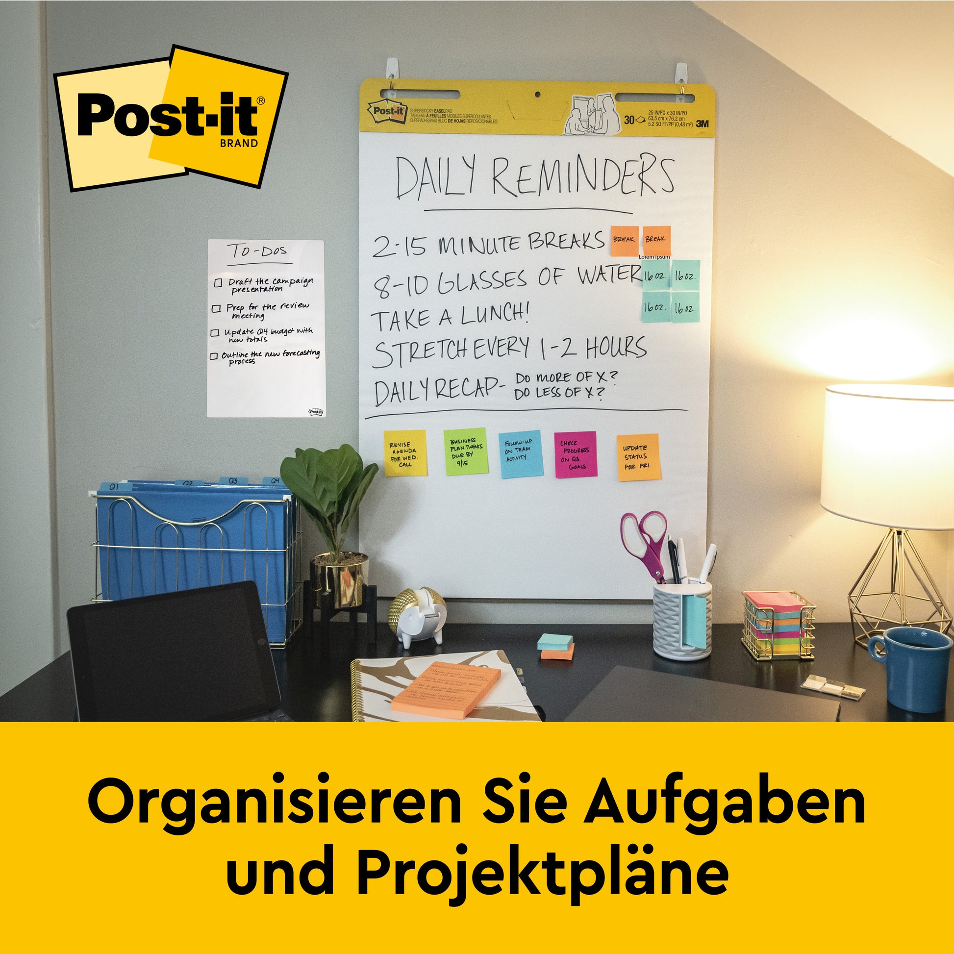 Ein Arbeitsbereich umfasst einen Stuhl, einen Schreibtisch, eine Lampe und Büromaterial. Eine 3M Post-it® Super Sticky Mini Meeting Chart zeigt handschriftliche Erinnerungen und Aufgabenlisten an. Der deutsche Text lautet: "Organisieren Sie Aufgaben und Projektpläne.
