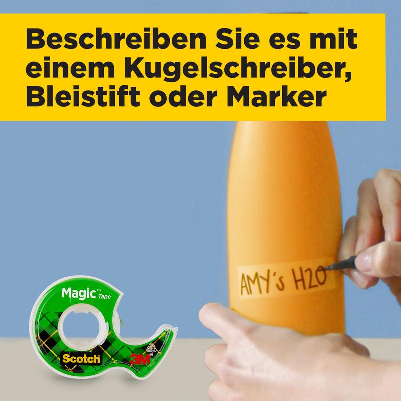 A hand labels an orange bottle with "AMY'S H2O". In the foreground is the Scotch® Magic™ Invisible Tape 8-1925R3 by 3M Deutschland GmbH, refill pack with 3 rolls of 19 mm x 25 m. Above is a yellow text block in German.