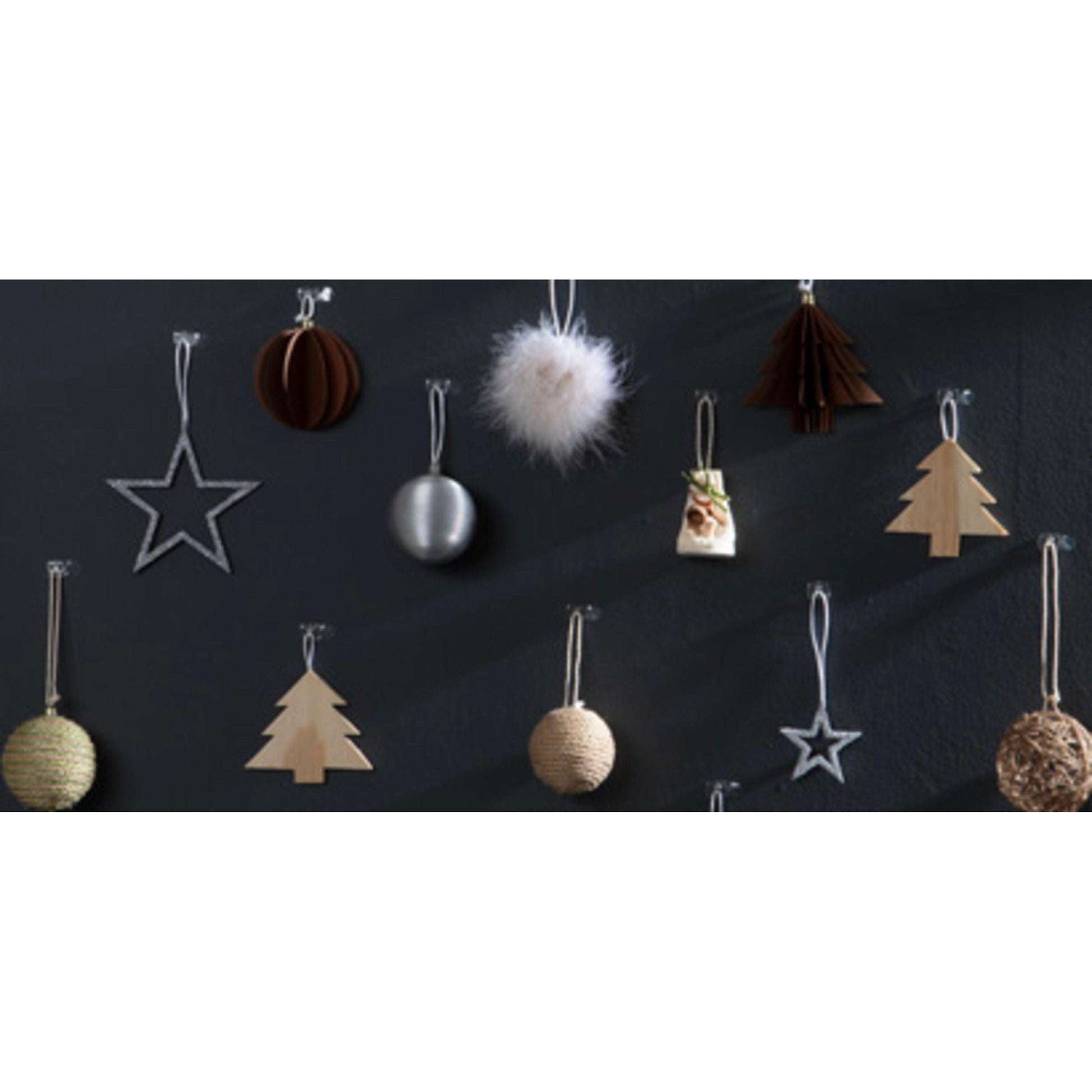 Weihnachtsschmuck - Sterne, Bäume, Kugeln und eine flauschige weiße Dekoration aus Holz, Metall, Schnur und Stoff - hängen an einer dunklen Wand mit Command™ Dekorations-Clips (transparent) von 3M Deutschland GmbH.