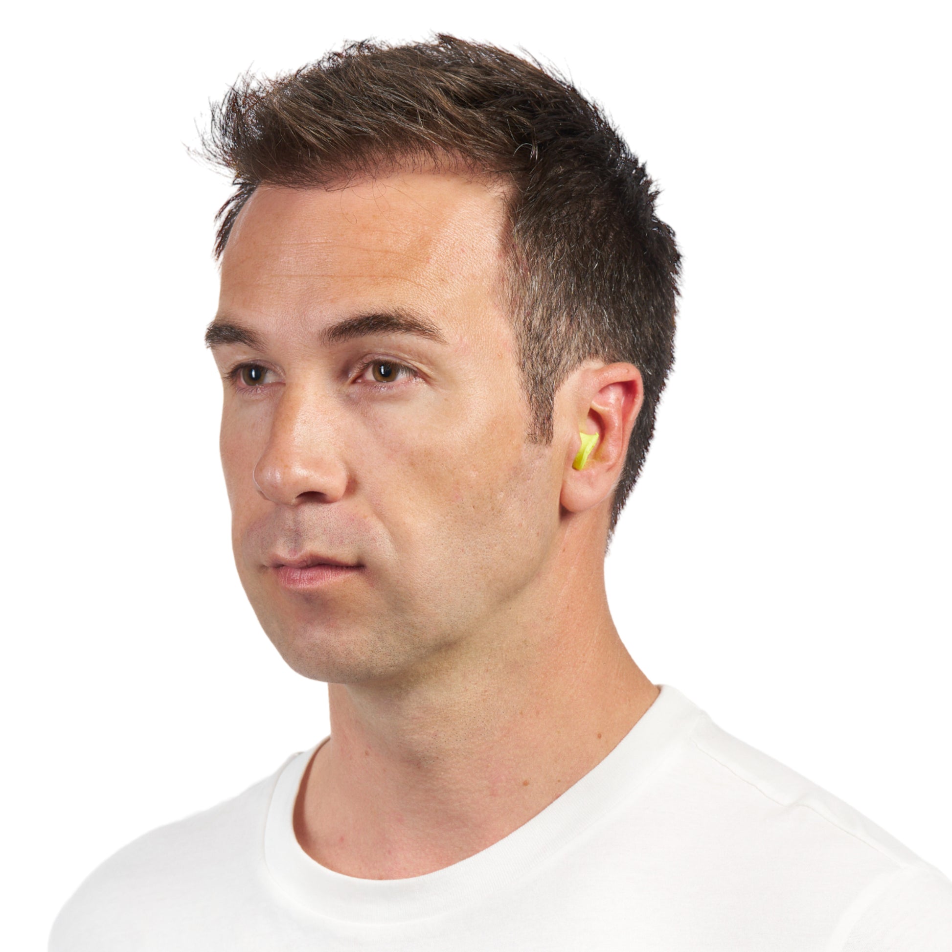 Eine Nahaufnahme zeigt einen Mann mit kurzen braunen Haaren und weißem T-Shirt, der leicht nach links schaut und einen gelben 3M™ Gehörschutzstöpsel E-A-Rsoft™ FX™ (SNR-Wert 37 dB, weicher Polyurethanschaum) der 3M Deutschland GmbH in seinem rechten Ohr trägt.