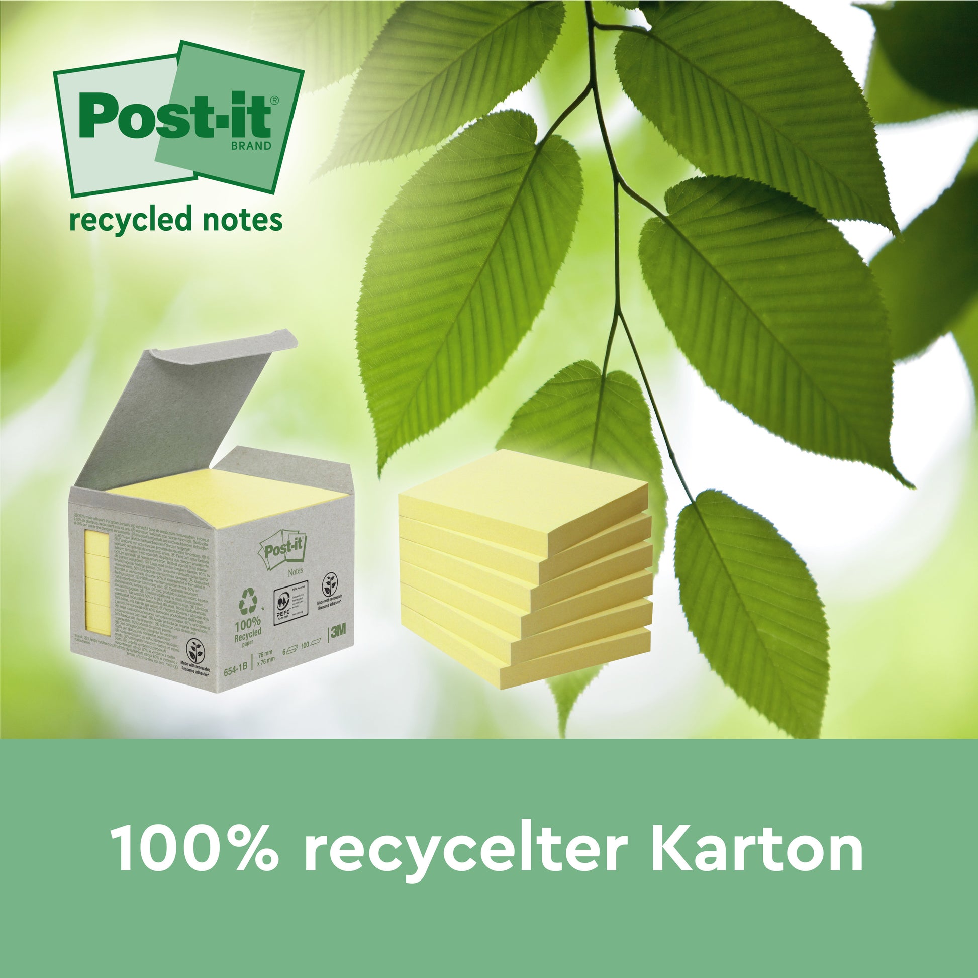 Eine Schachtel Post-it® Recycling Notes (76 mm x 76 mm, 100 Blatt/Block, 100% PEFC) der 3M Deutschland GmbH steht neben einem Stapel Notizen und grünen Blättern mit dem Text "100% recycelter Karton" und einem verschwommenen Blatthintergrund.