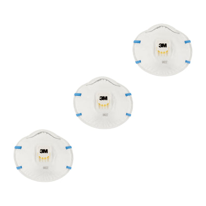 Drei 3M™ Cool Flow™ Partikelmasken 8822, FFP2 mit Ventil von 3M Deutschland GmbH mit gelben Ventilen und blauen Bändern sind diagonal vor einem weißen Hintergrund angeordnet.