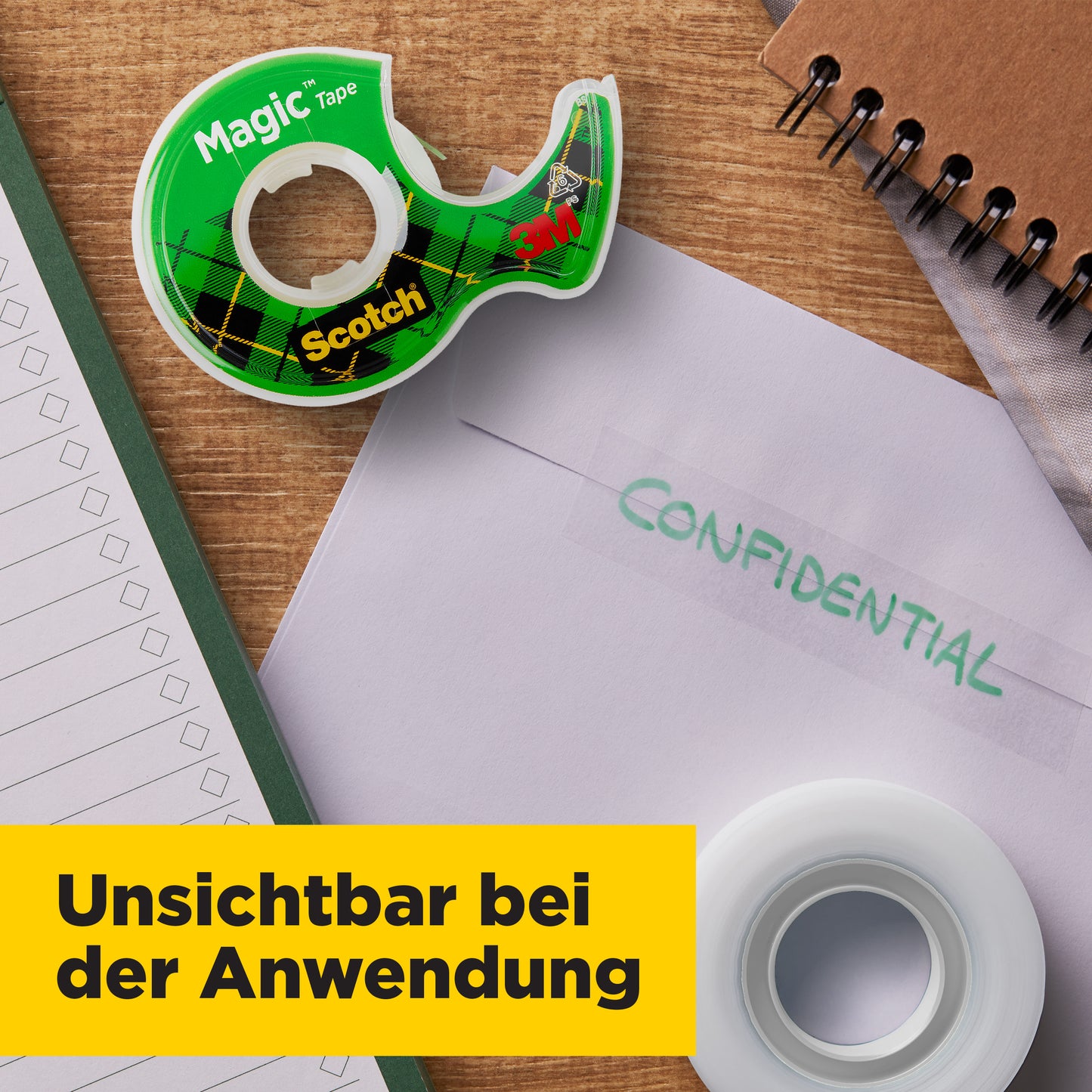 Auf dem Schreibtisch liegen ein Notizblock, Spiralheft, "CONFIDENTIAL"-Umschlag und eine Rolle 3M Scotch® Magic™ Unsichtbares Klebeband (19 mm x 7,5 m) im Handabroller. Gelber Banner: "Unsichtbar bei der Anwendung.