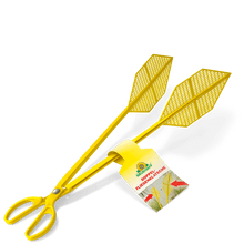 The Neudorff Shop double fly swatter is yellow with a scissor handle and two leaf-shaped net swatters. Ideal for catching flies without stains. A label with green and red text is attached to the handle.