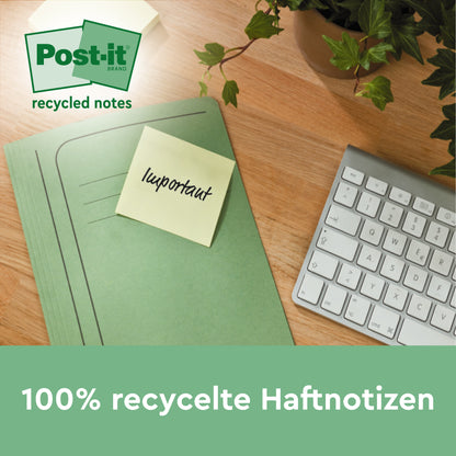 A green folder with a Post-it® Super Sticky 100% Recycled Note from 3M Deutschland GmbH with the inscription "important" lies on a desk next to a keyboard and a plant. The text reads: "100% recycled sticky notes, 76 x 76 mm, 70 sheets/block, PEFC-certified.
