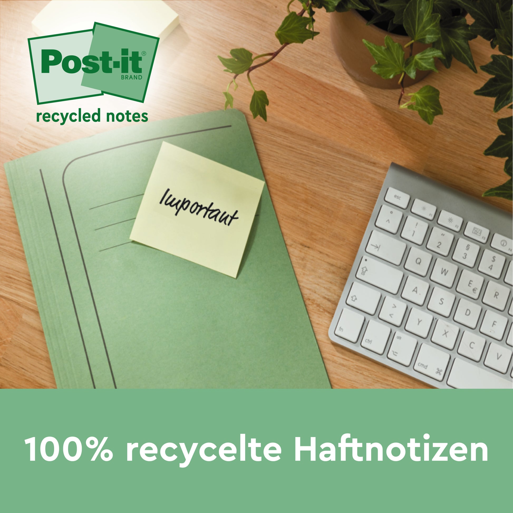 Ein grüner Ordner mit einem Post-it® Recycling Notes (76 mm x 76 mm, 100 Blatt, 100% PEFC) der 3M Deutschland GmbH mit der Aufschrift "wichtig" liegt auf einem Holztisch neben einer Tastatur und einer Pflanze. Text: "Post-it recycelte Haftnotizen" und "100% recycelte Haftnotizen.