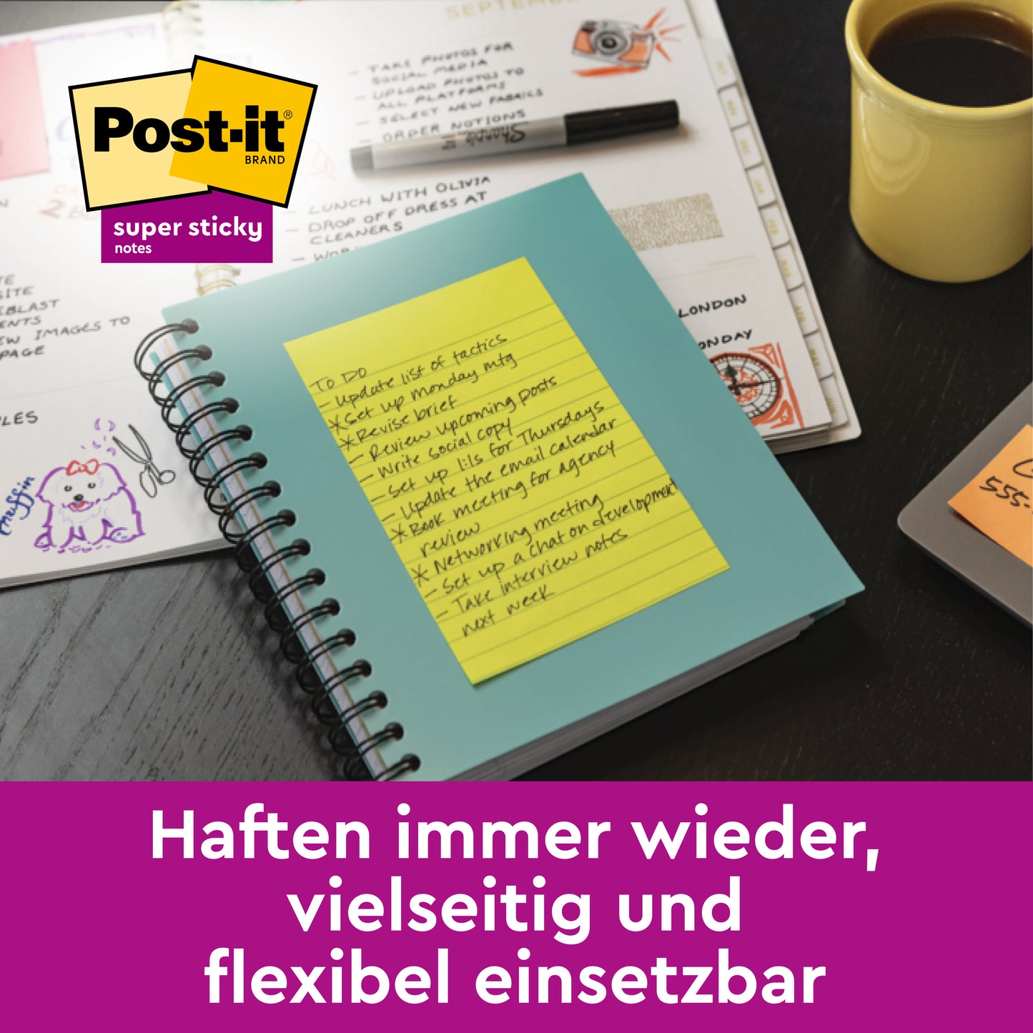 Ein rosa und grün gefütterter Post-it® Super Sticky Note (127x203 mm) der 3M Deutschland GmbH ist inmitten von Büromaterial, Laptop und Kaffee an einem Notizbuch befestigt. Ein deutscher Text beschreibt den vielseitigen Einsatz dieser großformatigen Zettel.