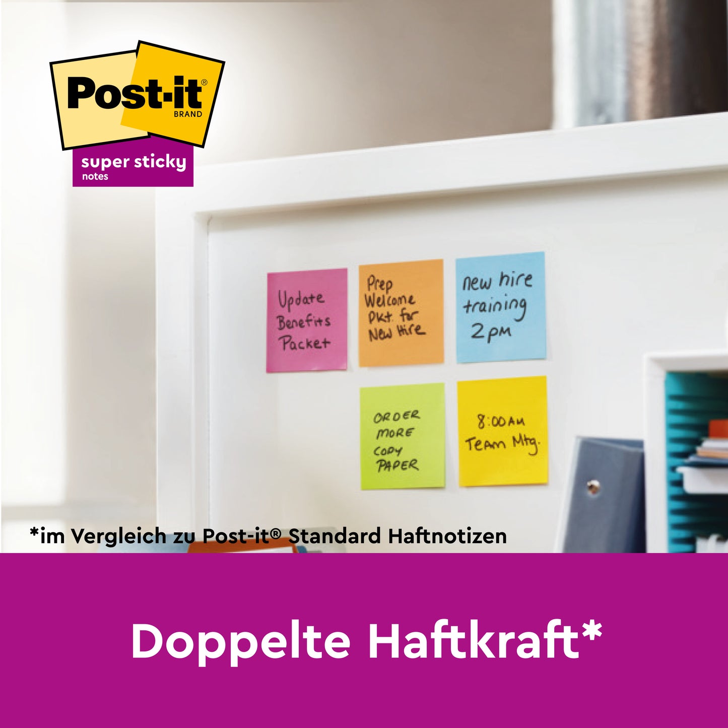 Eine Nahaufnahme eines 3M Deutschland GmbH Post-it® Super Sticky Notes im Großformat, Pink, Liniert (101 mm x 152 mm, 45 Blatt), zeigt handgeschriebene Erinnerungen und wirbt mit "Doppelte Haftkraft*" samt Produktvergleich (100% PEFC).
