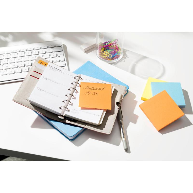 A planner with a pen lies on a desk next to a keyboard, paper clips, and a stack of Post-it® Notes (76 mm x 76 mm, 100% PEFC) from 3M Deutschland GmbH. An orange note with the inscription "Dentist 4:30" is attached to the planner.