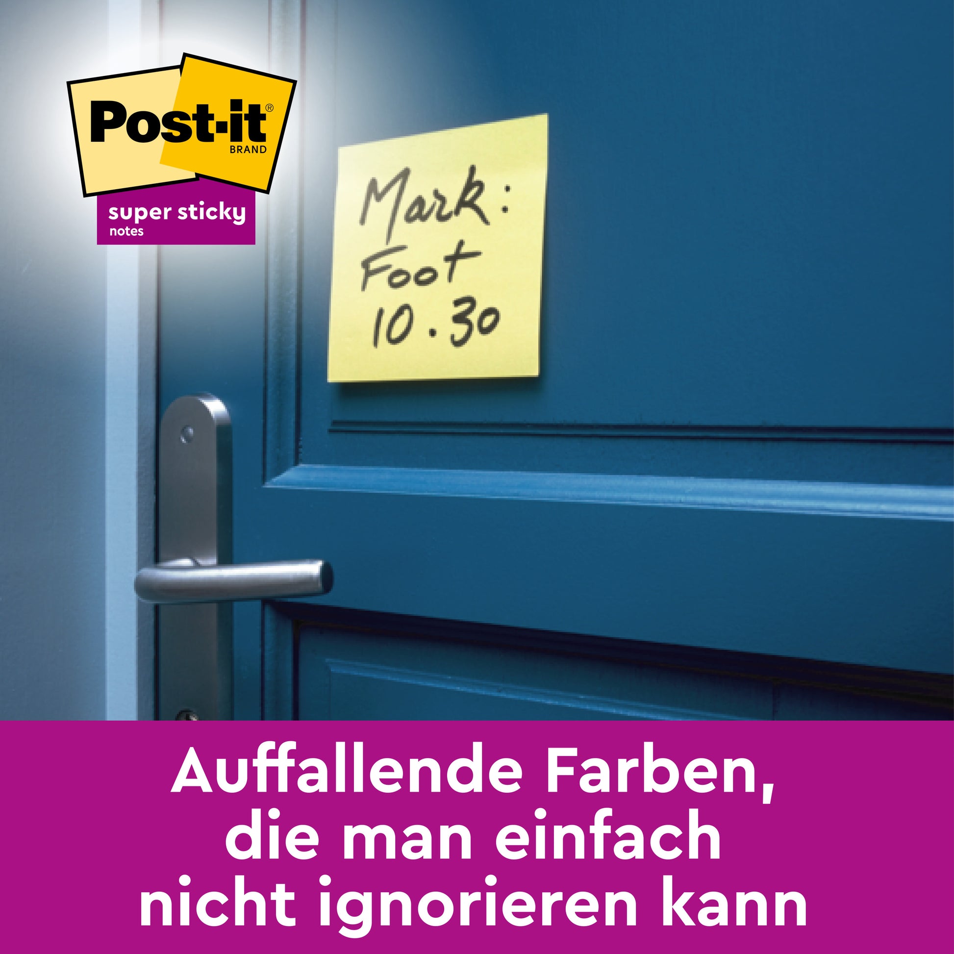 Ein gelber Post-it® Super Sticky Note (51 x 76 mm, 90 Blatt, 3M Deutschland GmbH) mit der handschriftlichen Aufschrift "Mark: Foot 10.30" befindet sich auf einer blauen Tür über der Klinke; das Bild zeigt deutschen Text, der die auffällige Farbe hervorhebt.