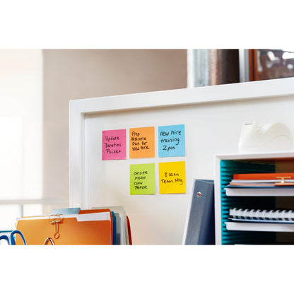Ein Whiteboard zeigt Erinnerungen auf Post-it® Notes (Gelb, 76 mm x 76 mm, 90 Blatt/Block) von 3M Deutschland GmbH, darunter "Update Benefits Packet", "Prep Welcome Packet for New Hire" und "8:00 a.m. Team Mtg.